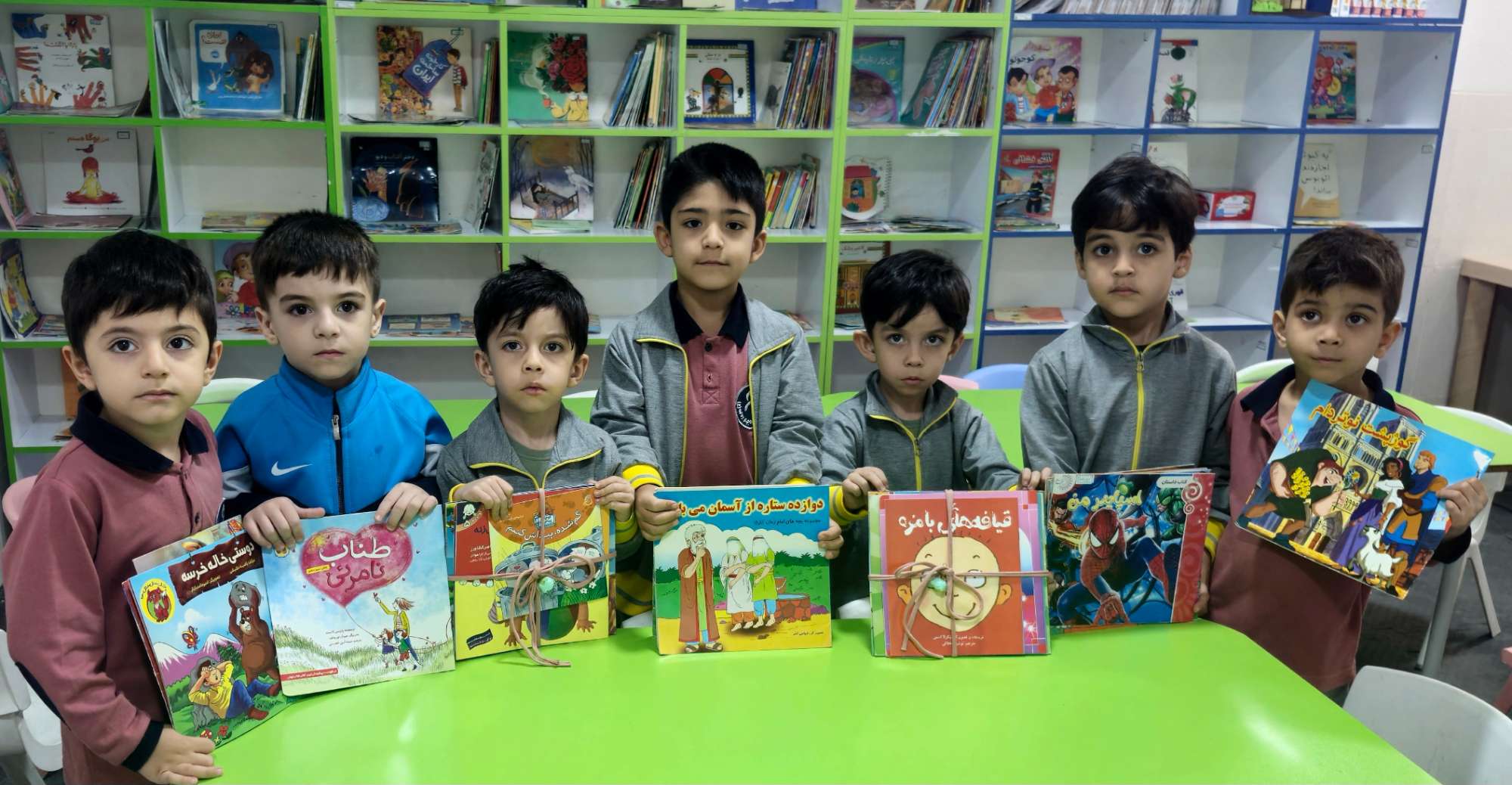 اهدا کتاب به کتابخانه مدرسه توسط نوگلان