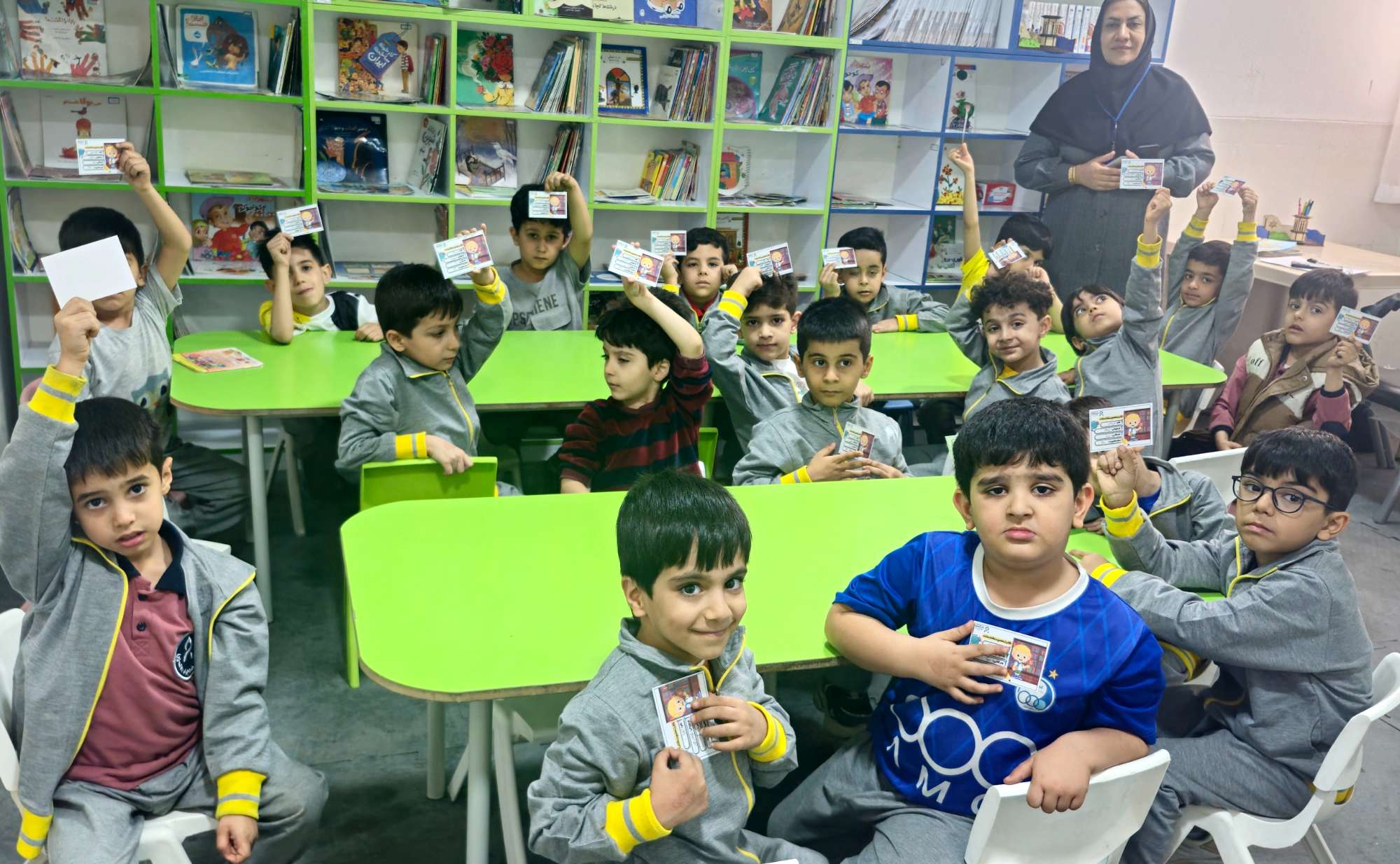 اهدا کارت کتابخانه  به نوگلان  به مناسبت هفته کتاب وکتابخوانی