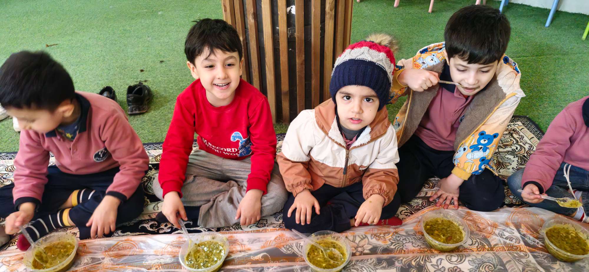 خوردن آش رشته( پشت پا)باطعم شادی و غرور