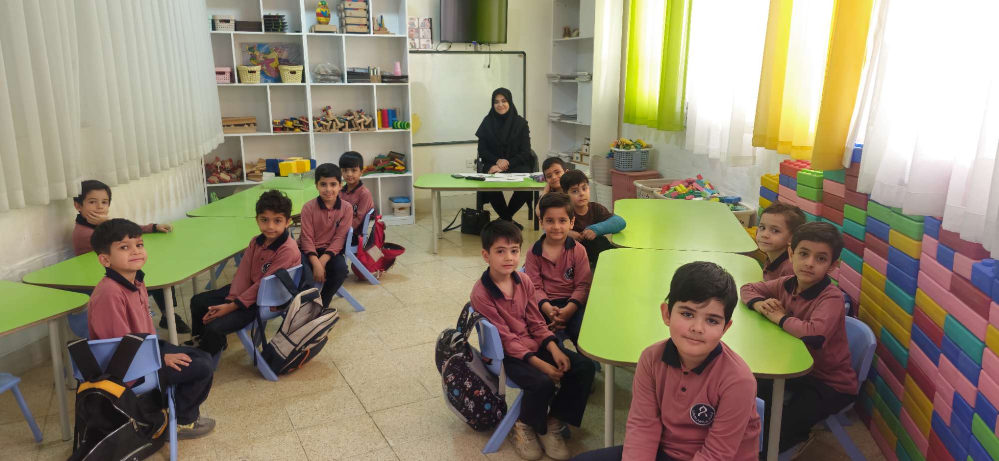 حضور نوآموزان در مدرسه و تمرین سرود جشن پایان سال